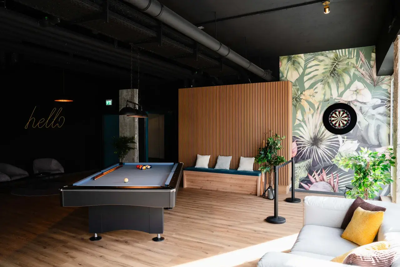 Billardtisch in der Lounge der Eighty-Eight Apartments Nürnberg