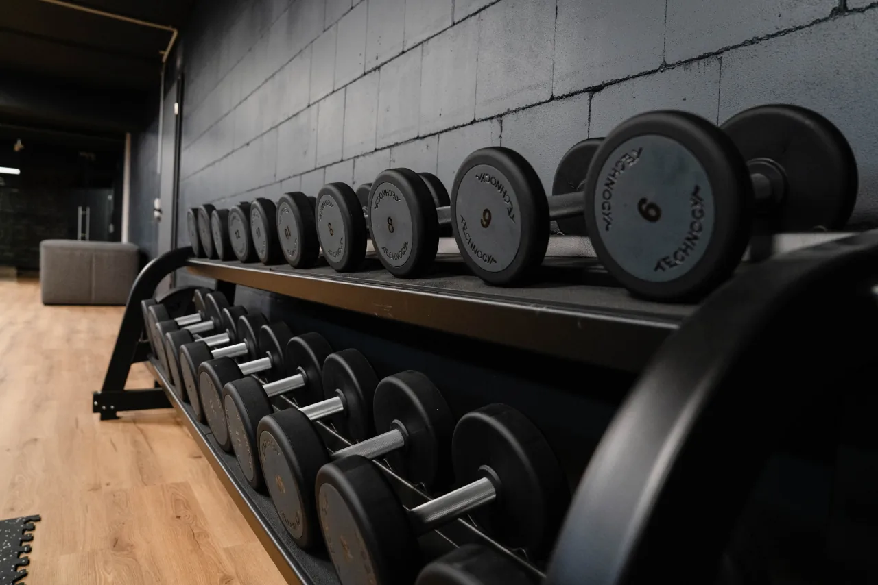 Freihantelbereich im Fitnessstudio der Eighty-Eight Apartments Nürnberg